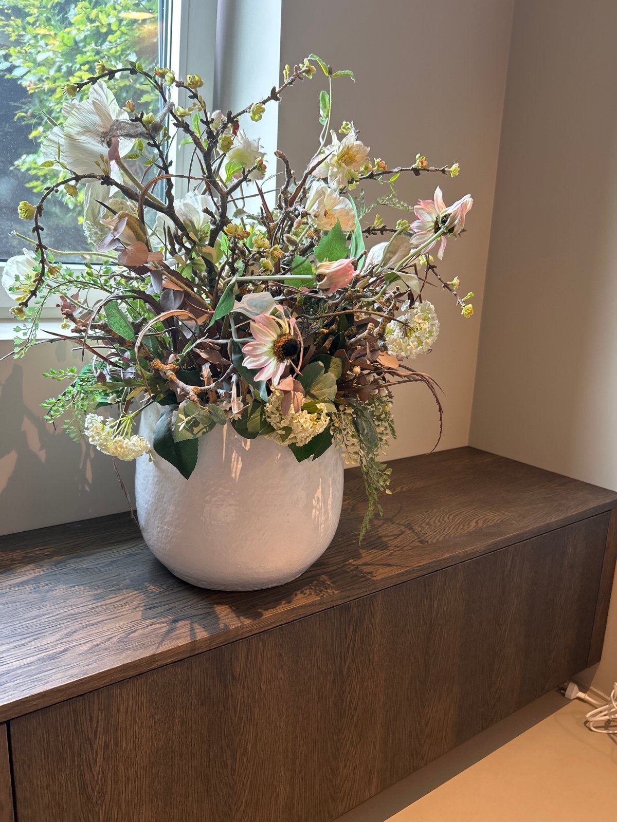 Prachtig kunstbloemstuk in witte pot, Ophalen, Binnen, Zo goed als nieuw, Kunststof
