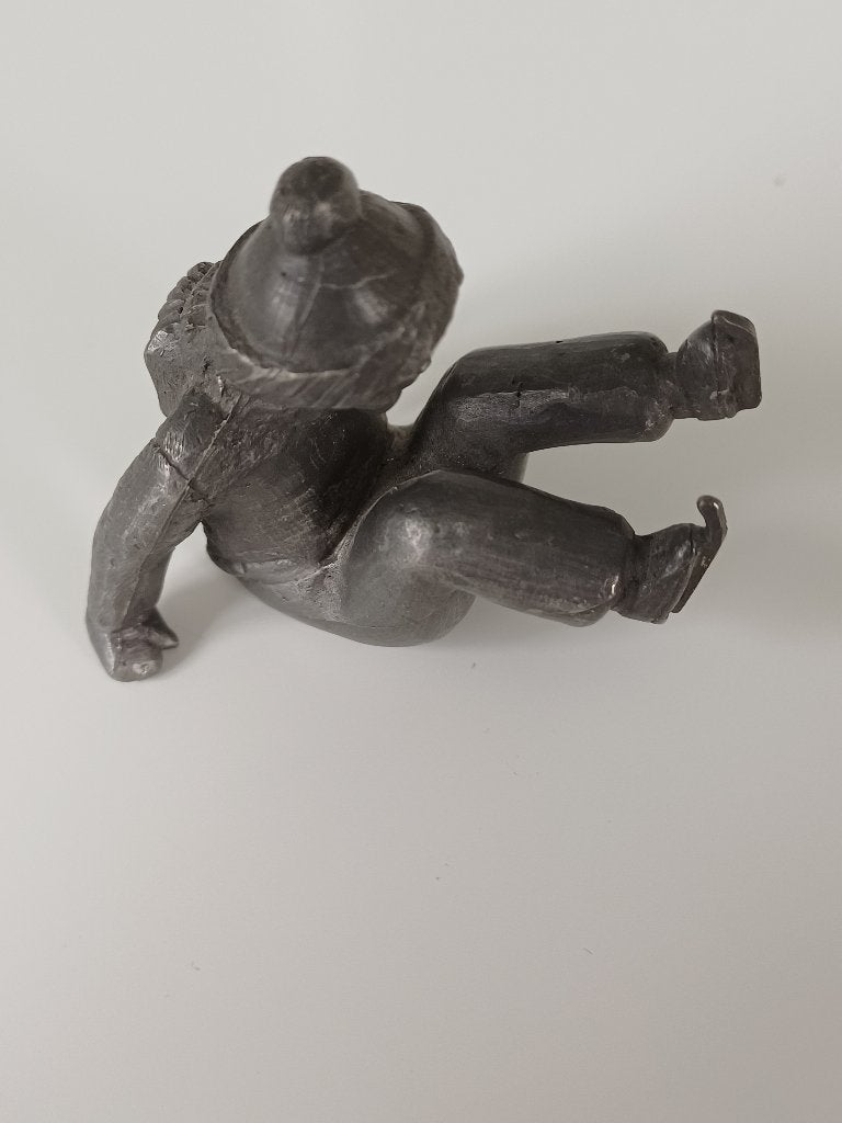 Kleine tinnen sculptuur van een kind op de schaats, Verzamelen, Beelden en Beeldjes, Ophalen of Verzenden, Zo goed als nieuw, Mens