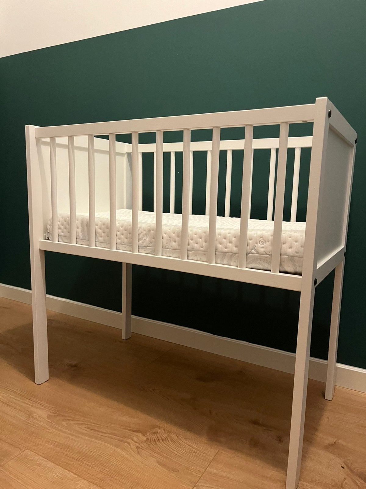Wieg (Europe Baby Jill) mat wit, Kinderen en Baby's, Babywiegjes en Ledikanten, Ophalen, Zo goed als nieuw, Wieg