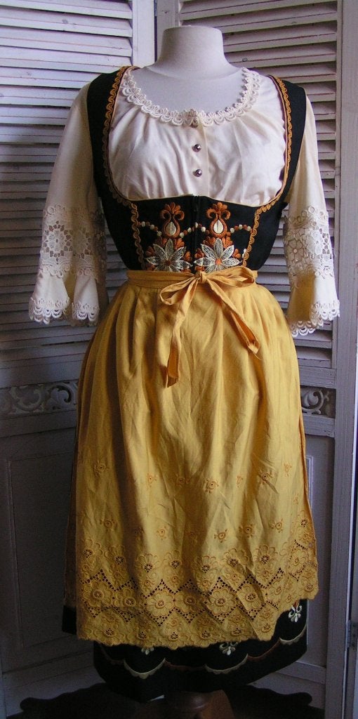 tiroler dirndl jurk schort en blouse maat 44 nr EE 495, Carnaval, Verzenden, Zo goed als nieuw, Kleding