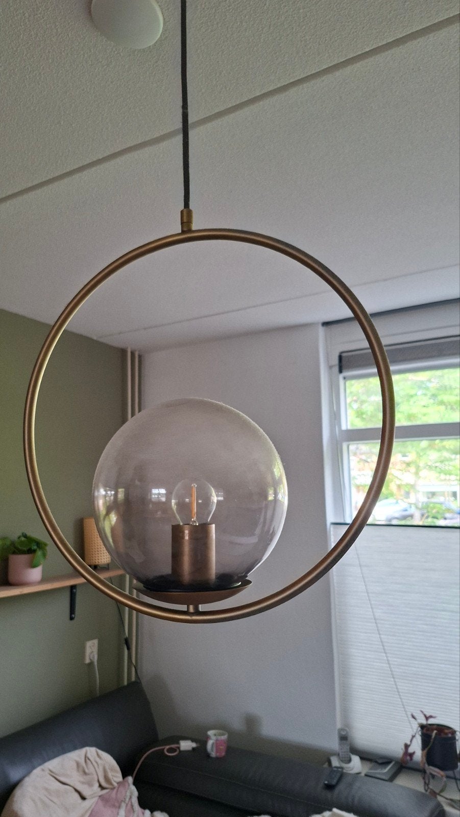 Moderne hanglamp met glazen bol en gouden ring, Ophalen, Zo goed als nieuw, Glas, Modern, Industrieel