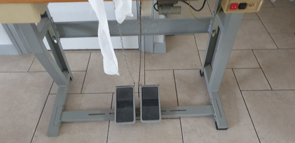Industriële naaimachine met tafel en pedalen, Gebruikt, Naaimachine, Industrieel, Ophalen