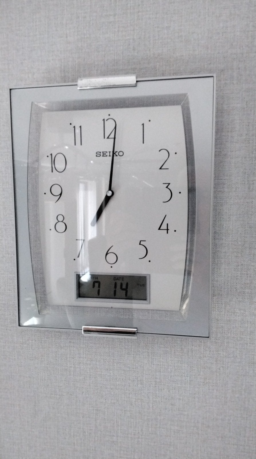 Seiko wandklok analoog met digitaal dag v/d week en datum, Huis en Inrichting, Woonaccessoires | Klokken, Ophalen of Verzenden