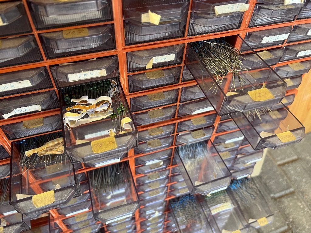 Kast vol nieuwe elektronica onderdelen, zoals weerstanden, Hobby en Vrije tijd, Ophalen, Nieuw