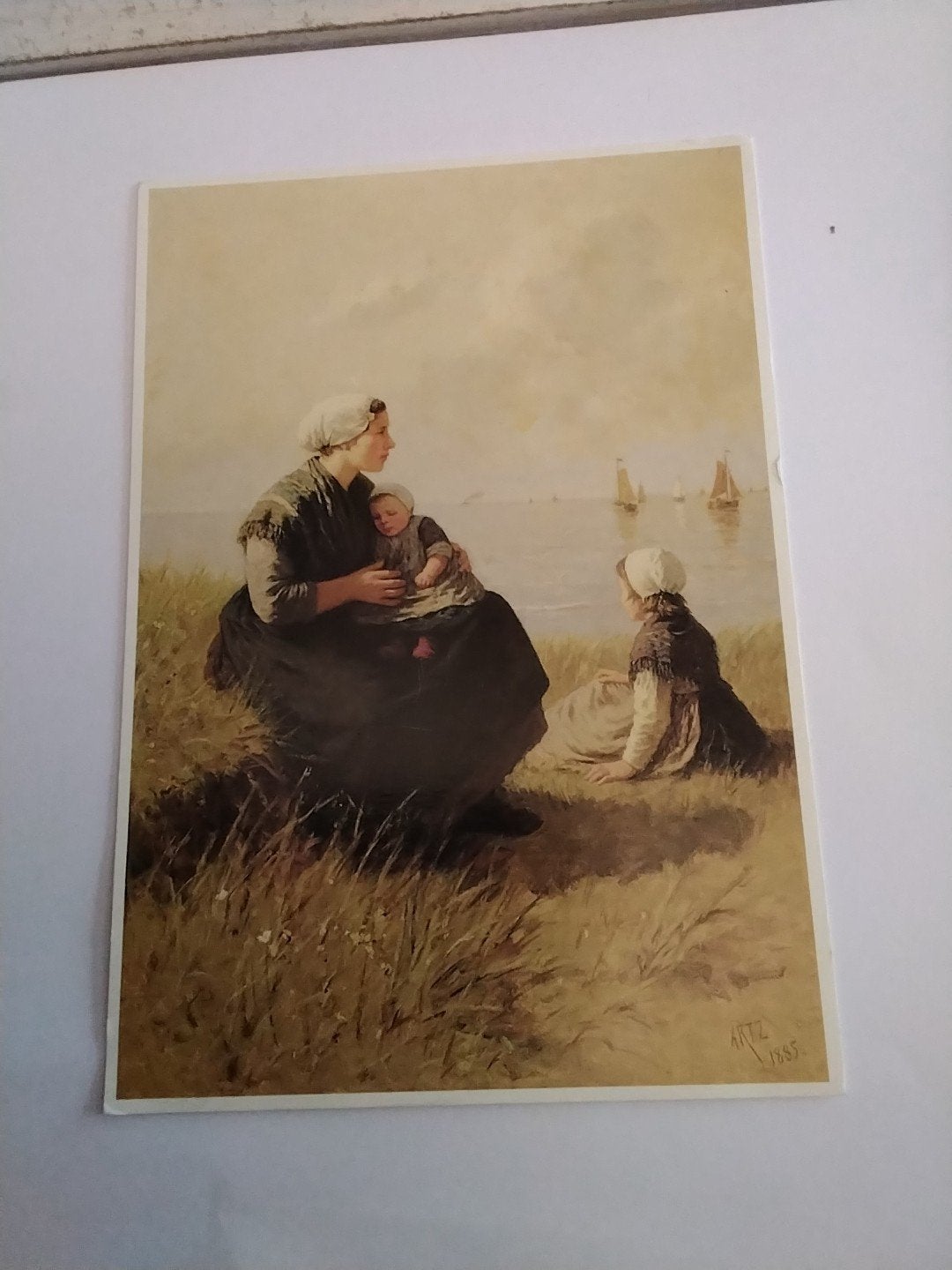 Oude Ansichtkaart: Visschersvrouw met kinderen op een duin, Ophalen of Verzenden, Voor 1920, Gelopen