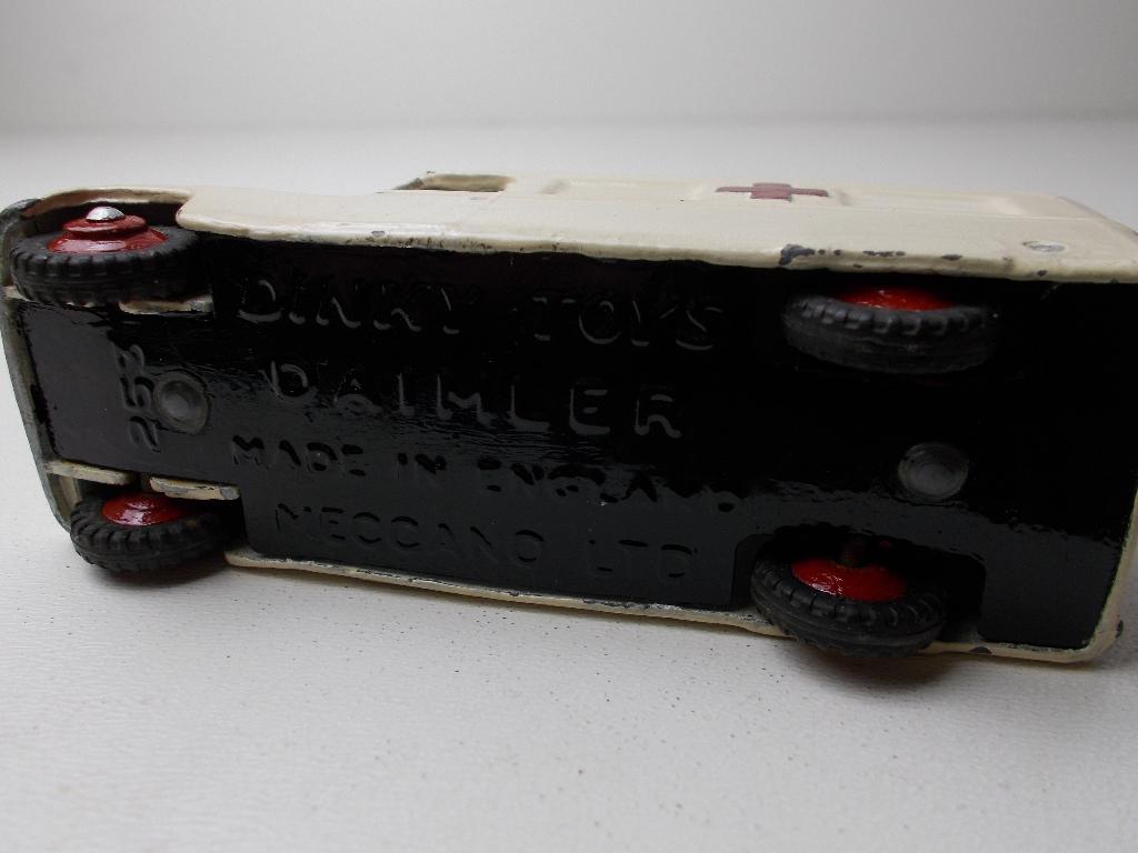 1955 Dinky Toys 253 DAIMLER AMBULANCE (Repainted) CREME. -F-, Ophalen of Verzenden, Gebruikt, Auto, Dinky Toys
