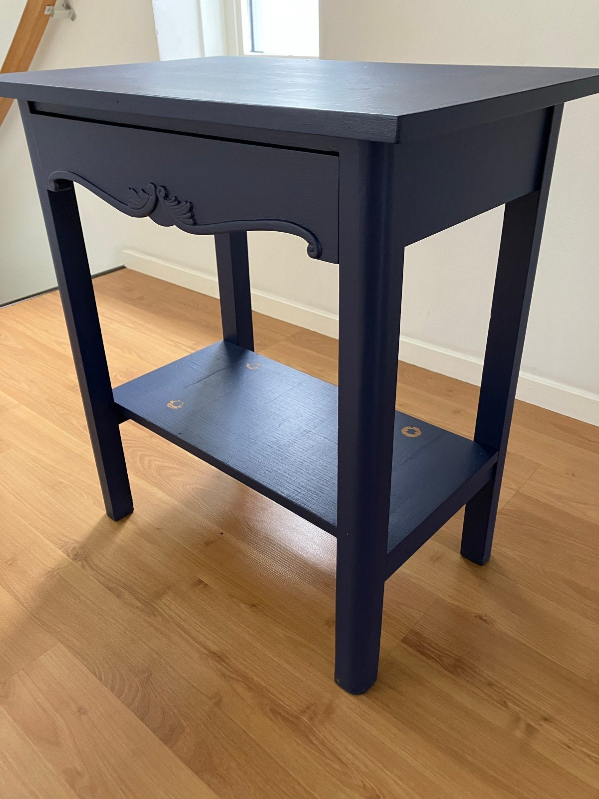 Donkerblauwe bijzettafel met lade en plank, Huis en Inrichting, Tafels | Bijzettafels, Minder dan 55 cm, Gebruikt, Ophalen of Verzenden
