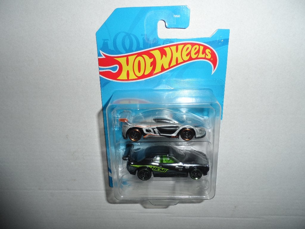 Hot Wheels 2 Pack - Renault Sport R.S. 01 - Dodge Challenger, Ophalen of Verzenden, Nieuw, Auto