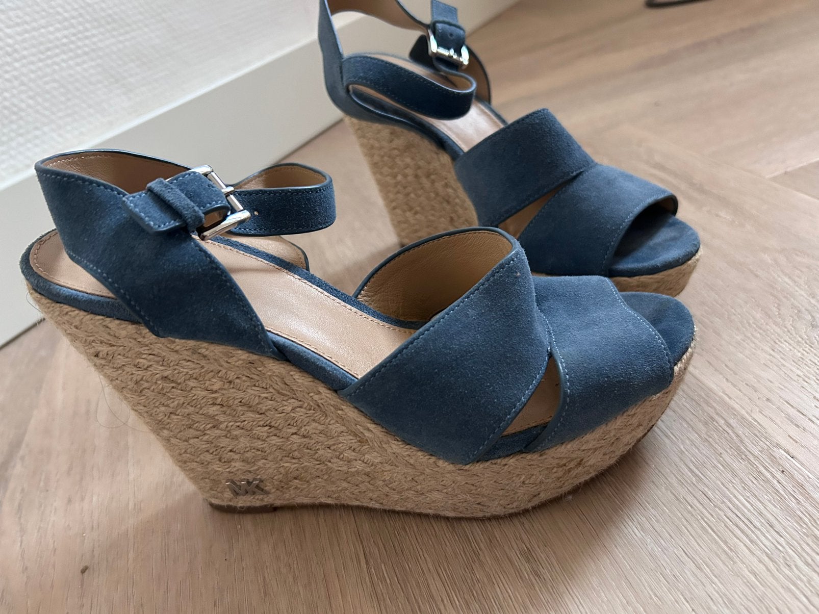 Originele Michael Kors sleehakken met merkje maat 38 ZGAN, Blauw, Ophalen of Verzenden, Zo goed als nieuw, Schoenen met hoge hakken