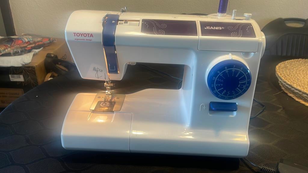 Toyota naaimachine, Hobby en Vrije tijd, Naaimachines en Toebehoren, Ophalen of Verzenden, Zo goed als nieuw, Naaimachine, Overige merken