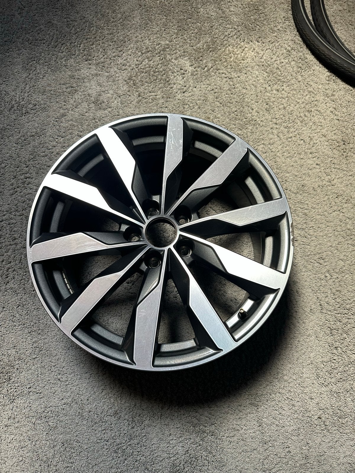 Audi 18 inch velg - 8WD 601 025 FJ - Licht beschadigd, Auto-onderdelen, Ophalen of Verzenden, Gebruikt, 18 inch, Velg(en)