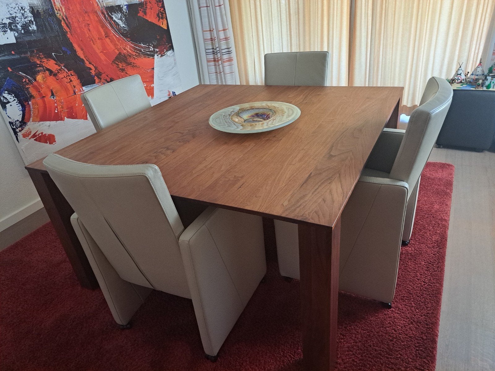 Vierkante eettafel notenhout met 4 witleren fauteuils, Huis en Inrichting, Tafels | Eettafels, Ophalen, Vierkant, Zo goed als nieuw