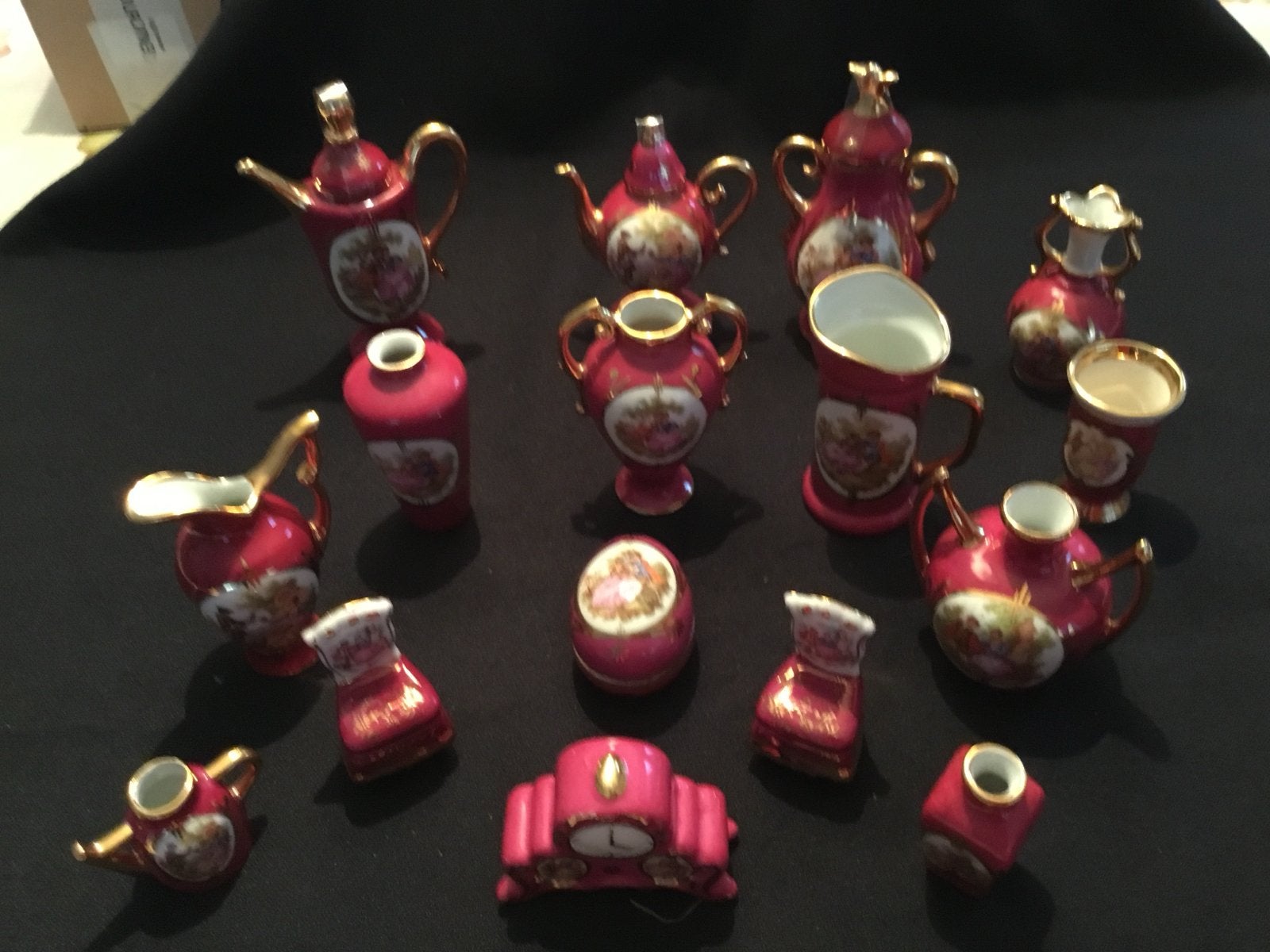 Miniatuur Limoges rood met gouden details, Ophalen of Verzenden