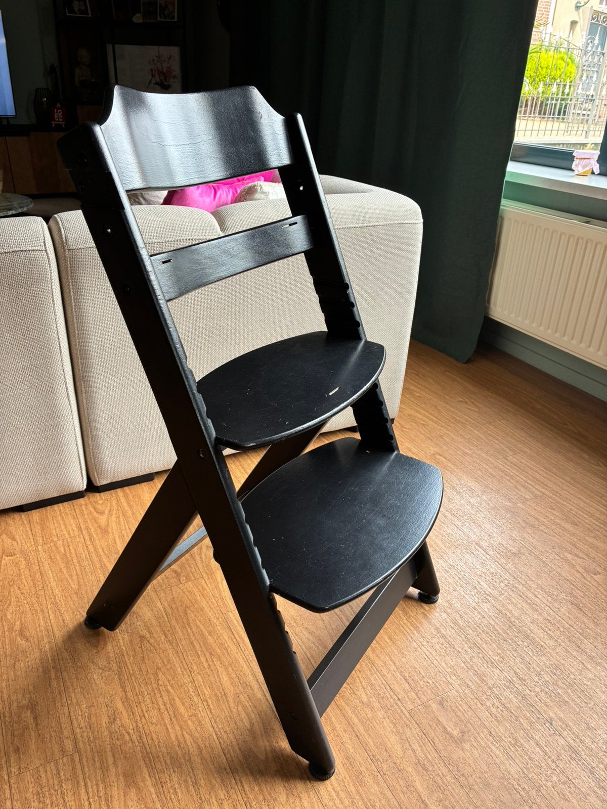 Kinderstoel zwart gelakt, intact en in goede staat., Ophalen, Zo goed als nieuw, Overige typen, Stoelverkleiner