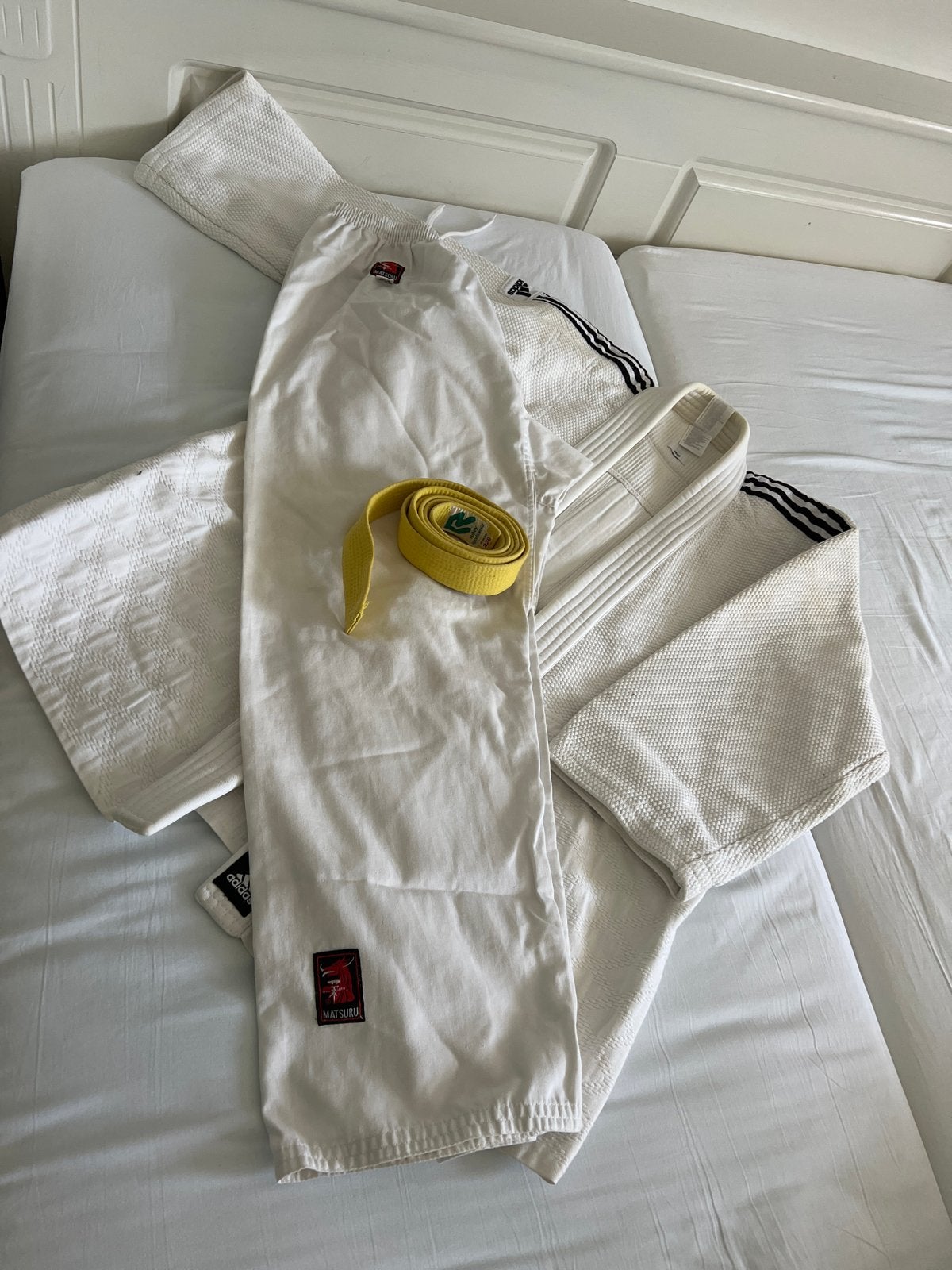 Adidas Judopak J800 met Matsuru broek en gele band, Gebruikt, Judo, Vechtsportpak, Maat L