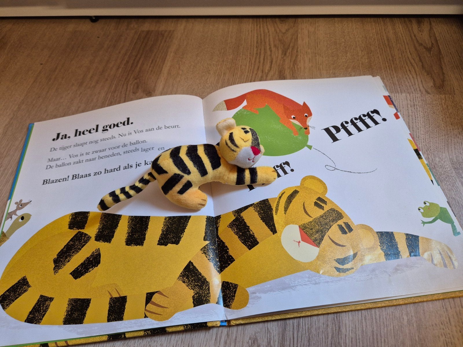 De tijger slaapt boek met vingerpopje, Ophalen of Verzenden