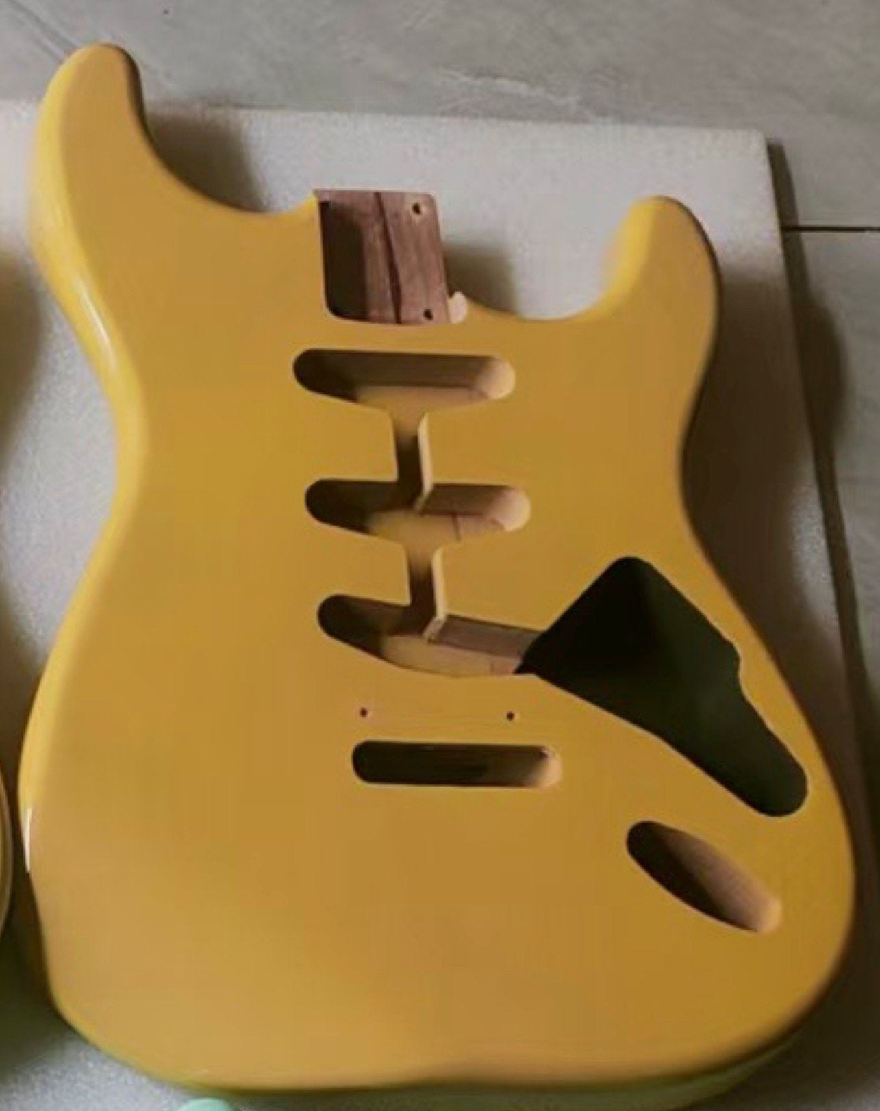 Stratocaster body” Butterscotch Blond Nitro Gloss’ top, Geen, Geen, Jpsg, Nieuw