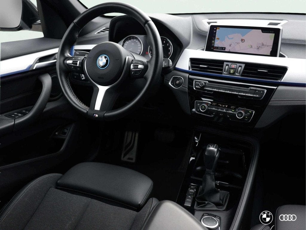 BMW X1 xDr25e M SPORT BLACK ED / ACC / TREKHAAK / AMBIENTE /, Auto's, BMW, Met garantie (alle), Leder en Stof, Zwart, Bedrijf