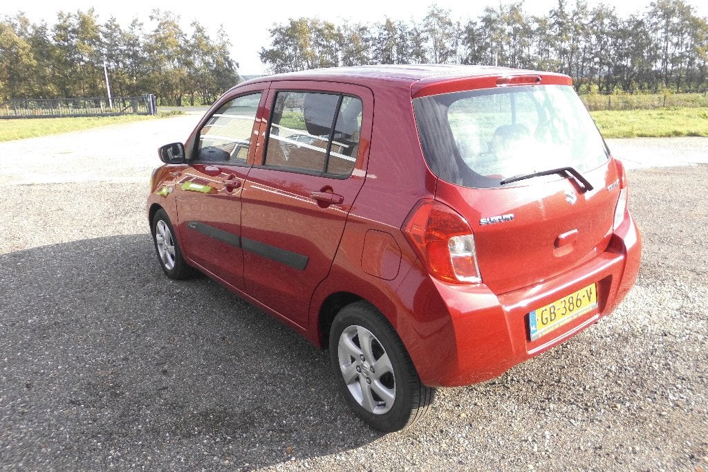 Suzuki Celerio 1.0 Dualjet 50KW  Bj 2015  Rood Metallic, Auto's, Bluetooth, 400 kg, 68 pk, Origineel Nederlands