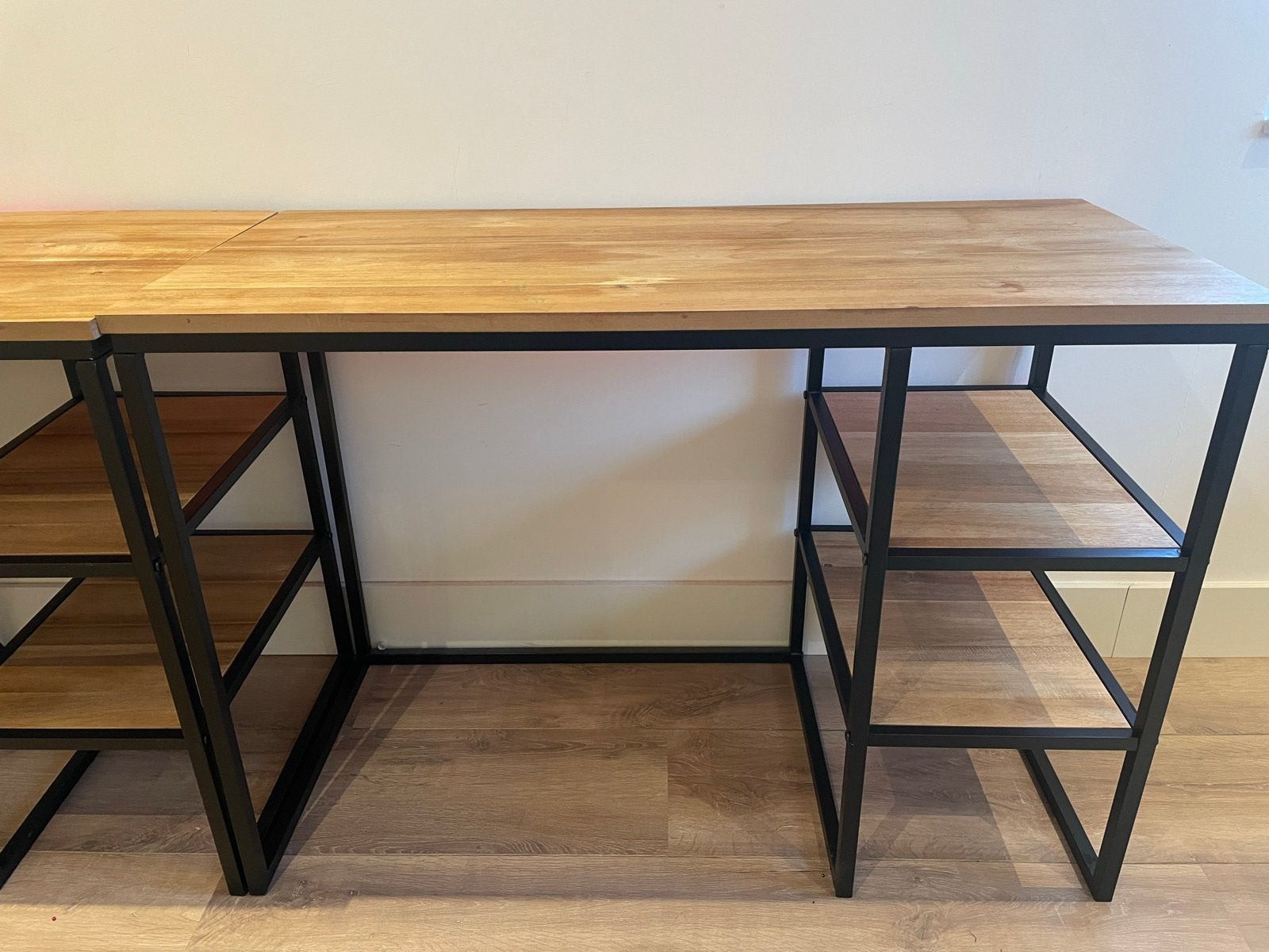 Houten bureau Charlie met metalen frame en opbergplanken, Ophalen, Opbergruimte, Gebruikt, 110 cm