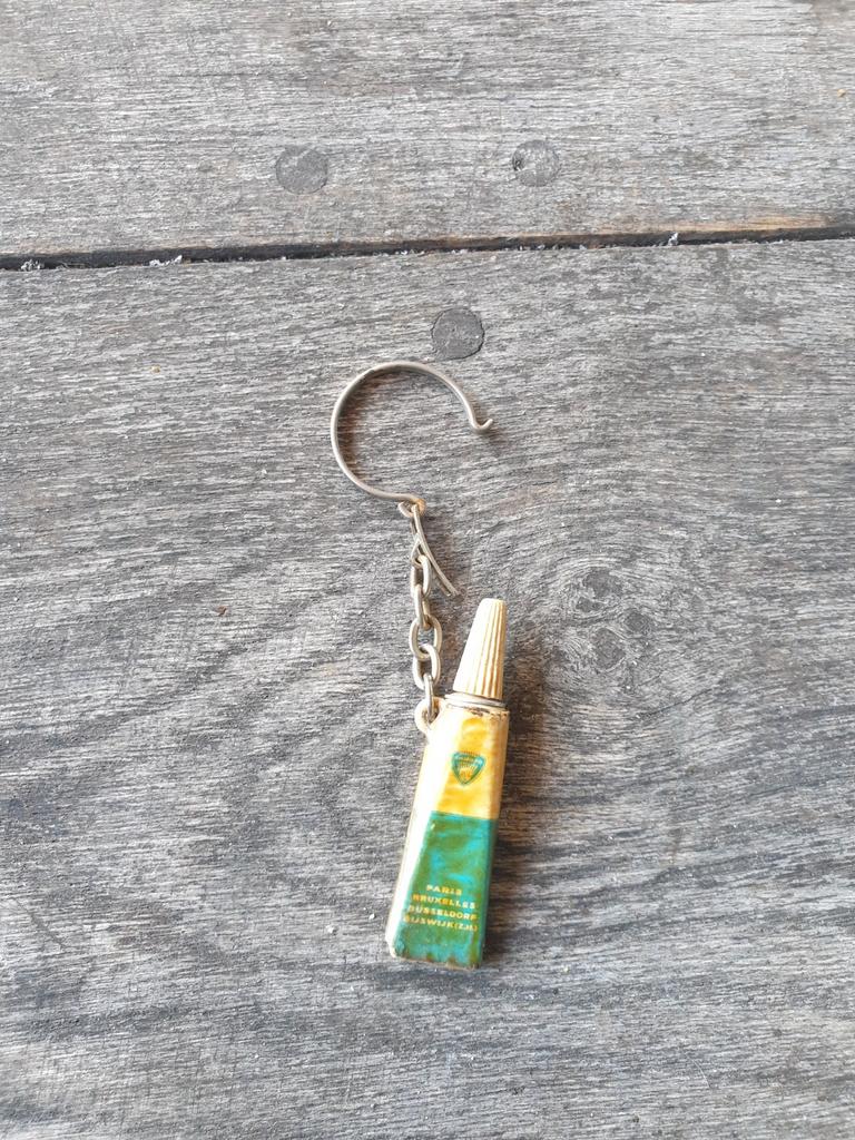 Vintage sleutelhanger tube lijm Parijs Brussel, Ophalen of Verzenden, Gebruikt, Overige typen