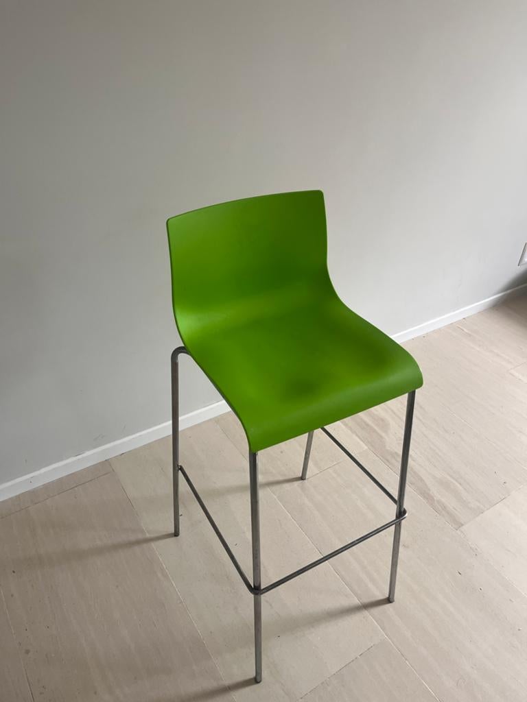 Twee Groene barkrukken met metalen onderstel, Huis en Inrichting, Barkrukken, Ophalen, Kunststof, Gebruikt, Met voetsteun