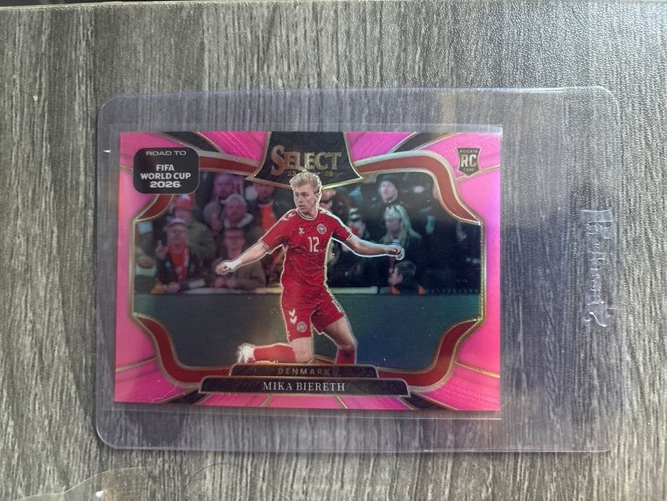 Mika Biereth Panini Select Pink Prizm Rookie Card 23/99, Ophalen of Verzenden, Zo goed als nieuw, Overige sporten, Spelerskaart