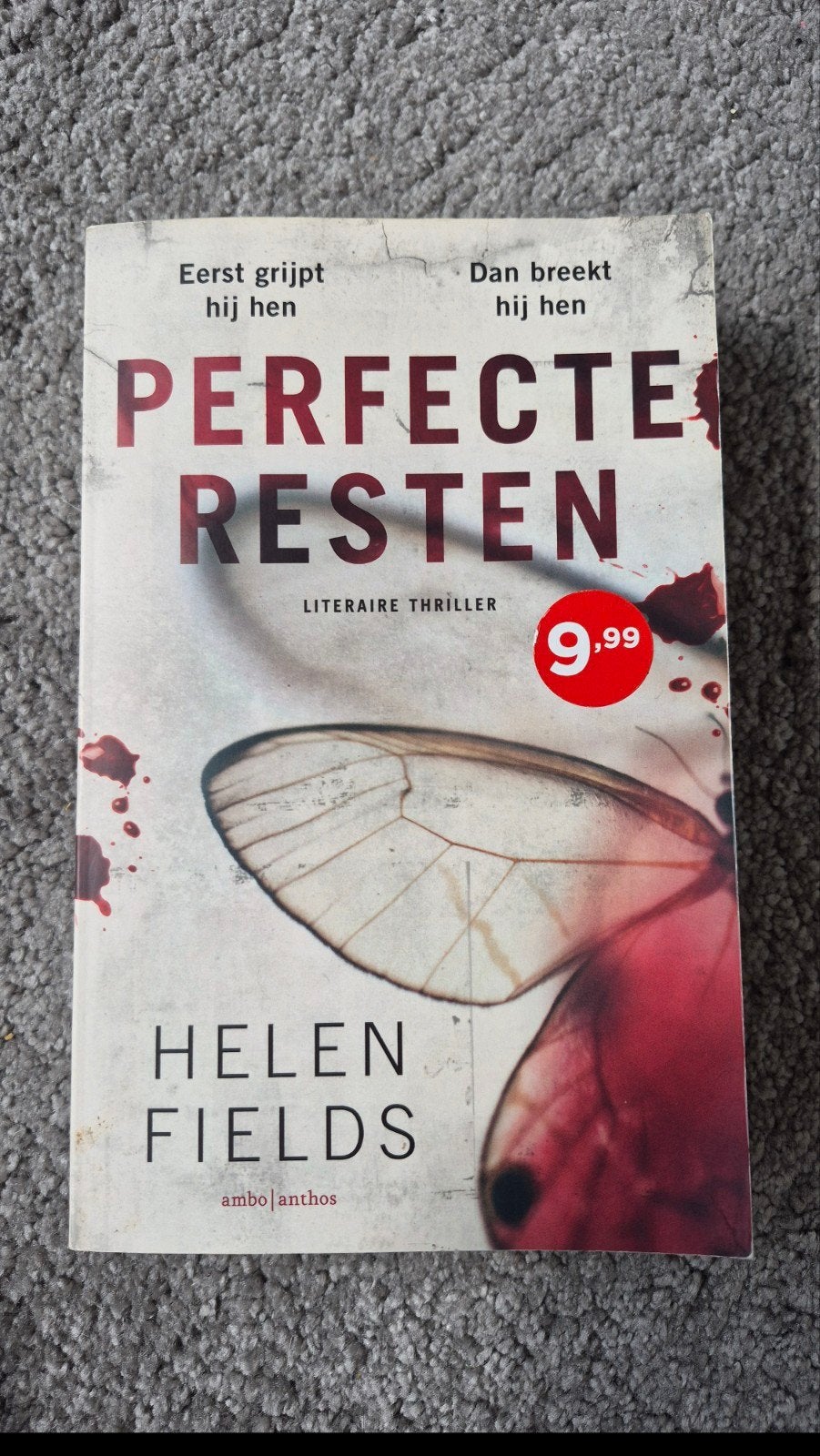 Perfecte Resten - Literaire Thriller van Helen Fields, Ophalen of Verzenden, Gelezen, Helen Fields
