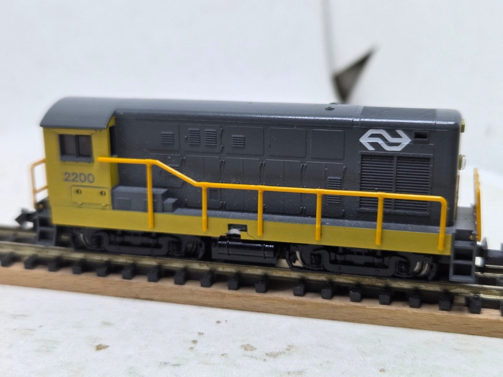 Minitrix 11085 NS 2200 diesellocomotief met VVP, Ophalen of Verzenden, Gebruikt, Locomotief, Overige merken
