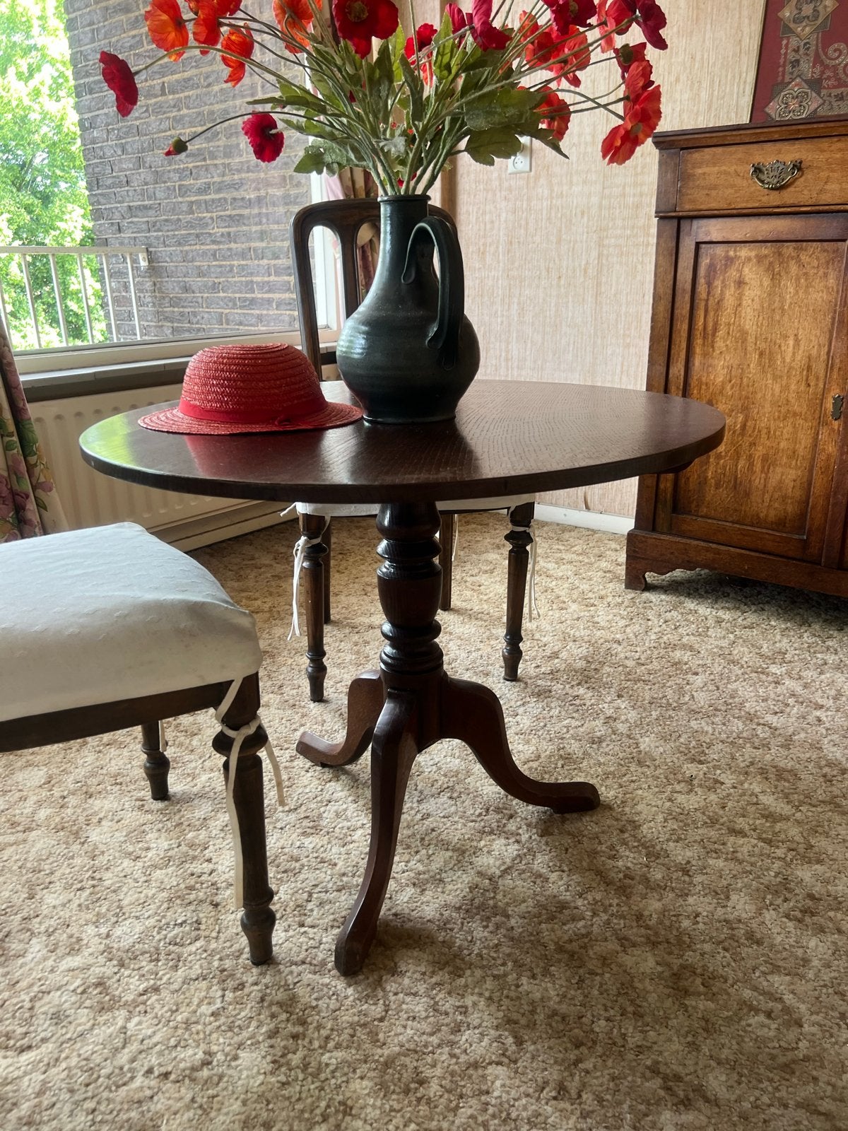 Antieke ronde bijzettafel met gedraaide poot, Ophalen