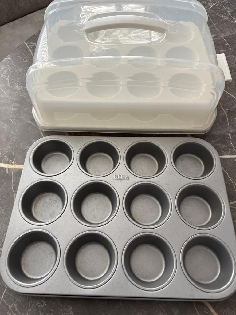 Hema muffin bakvorm met bewaardoos, Ophalen, Zo goed als nieuw