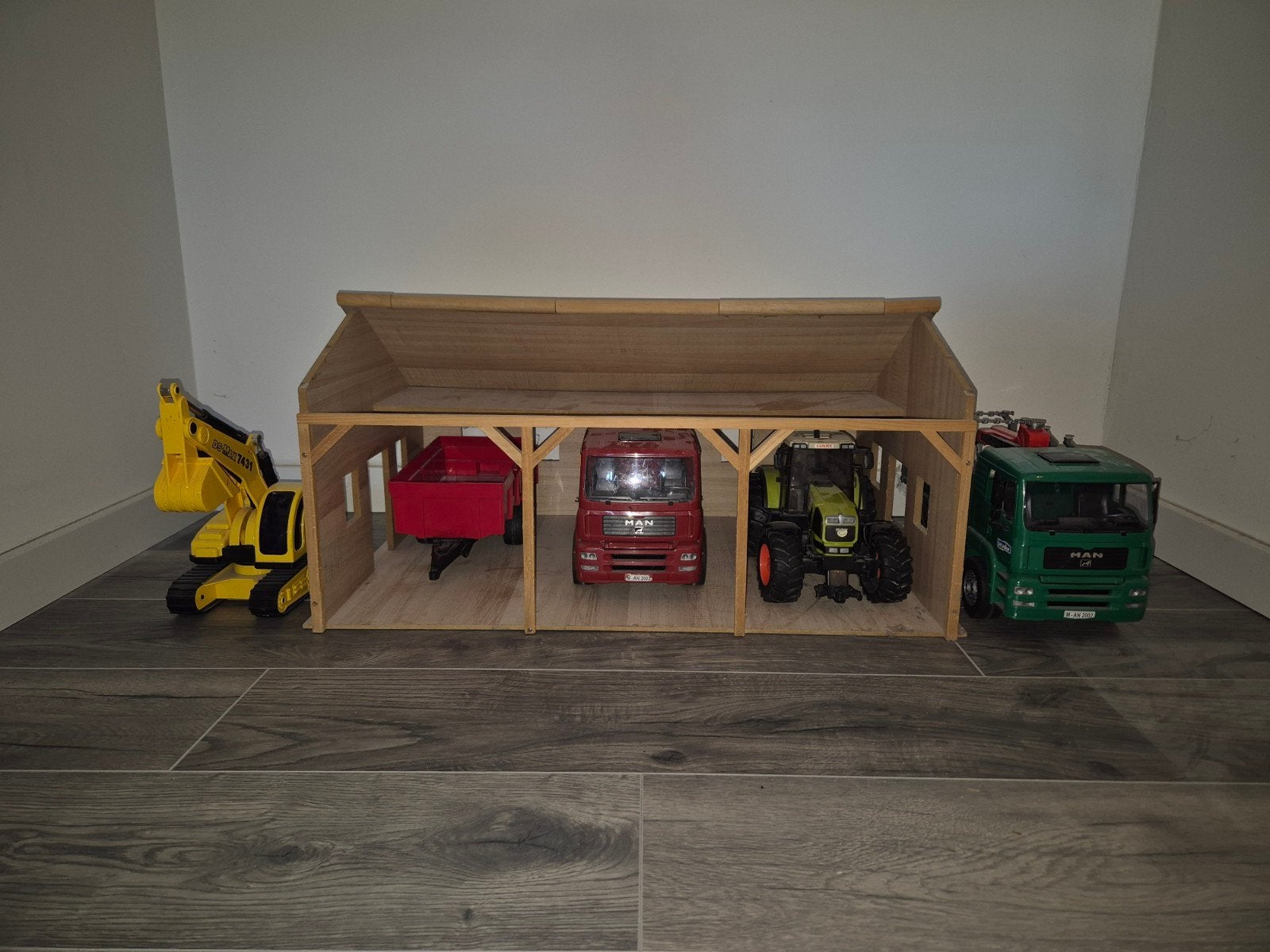 Houten speelgoed schuur met voertuigen, Ophalen, Gebruikt
