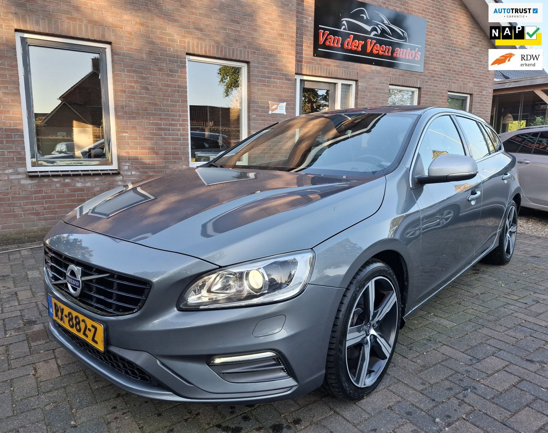 Volvo V60 2.0 T4 Business Sport R-Design! NL auto. 2de eigen, Auto's, Euro 6, 1969 cc, Leder en Stof, Origineel Nederlands