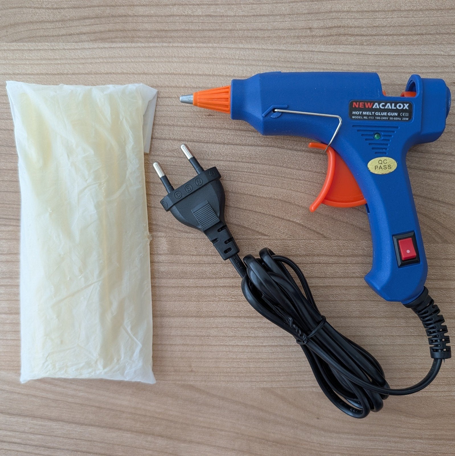 Lijmpistool + lijmpatronen, Ophalen, Zo goed als nieuw, Gereedschap of Toebehoren