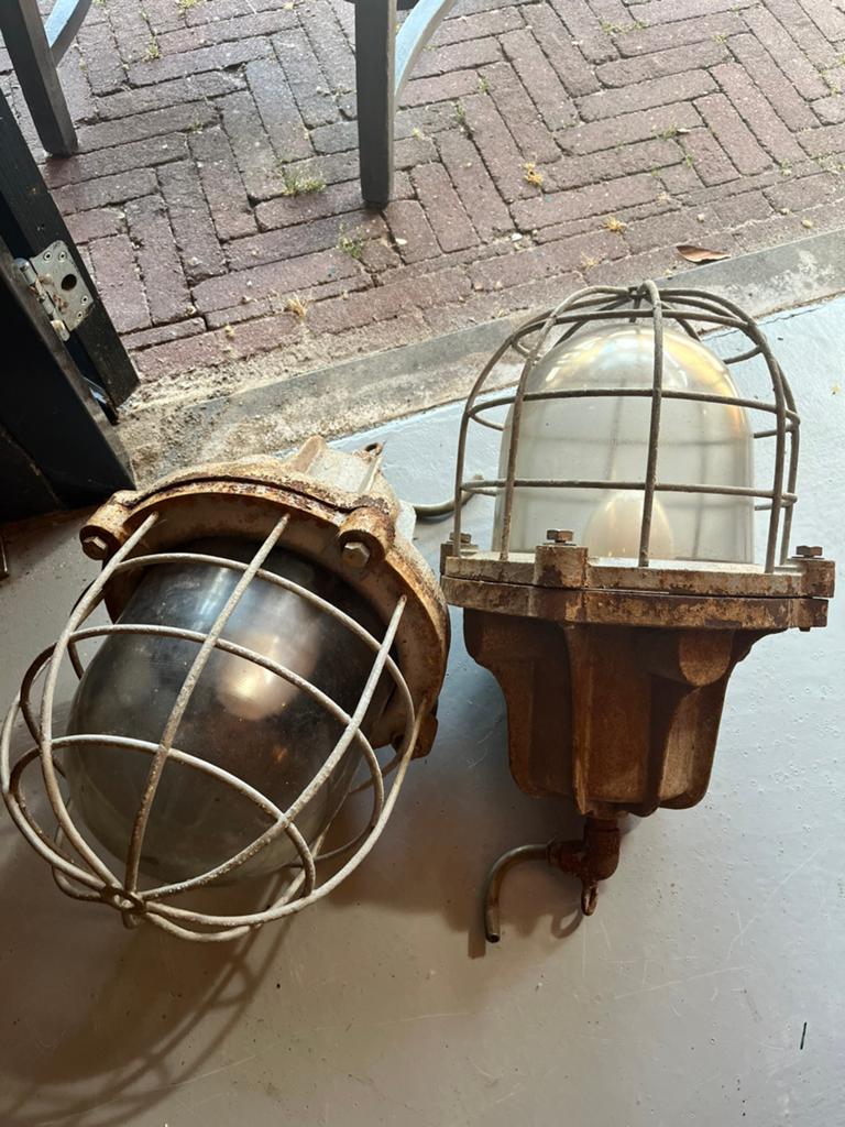 Oude industriële gietijzeren lampen jaren 30, Ophalen
