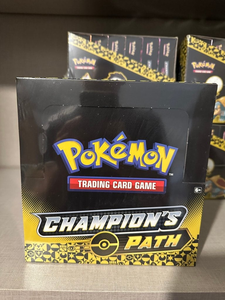 Pin Collection Box Sealed Champions Path Series 1, Ophalen of Verzenden, Nieuw, Boosterbox