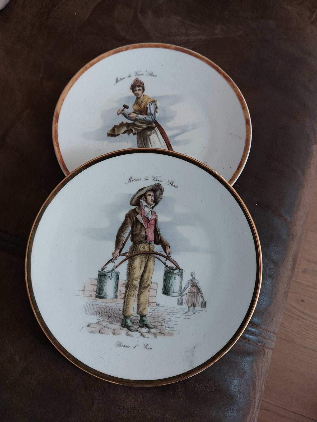 2 Antieke decoratieve borden 'Metiers du Vieux Paris', Antiek en Kunst, Antiek | Wandborden en Tegels, Ophalen of Verzenden