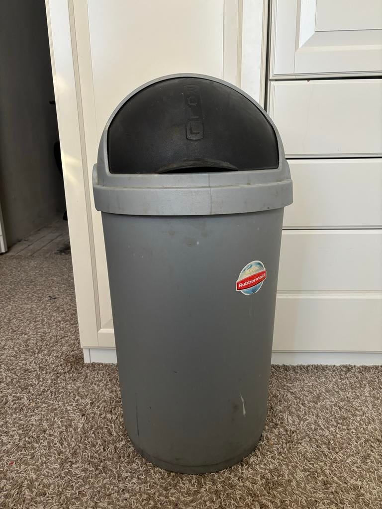 Afvalbak Rubbermaid met schommeldeksel - Grijs, Huis en Inrichting, Woonaccessoires | Prullenbakken, Ophalen, Kunststof, 50 tot 75 cm