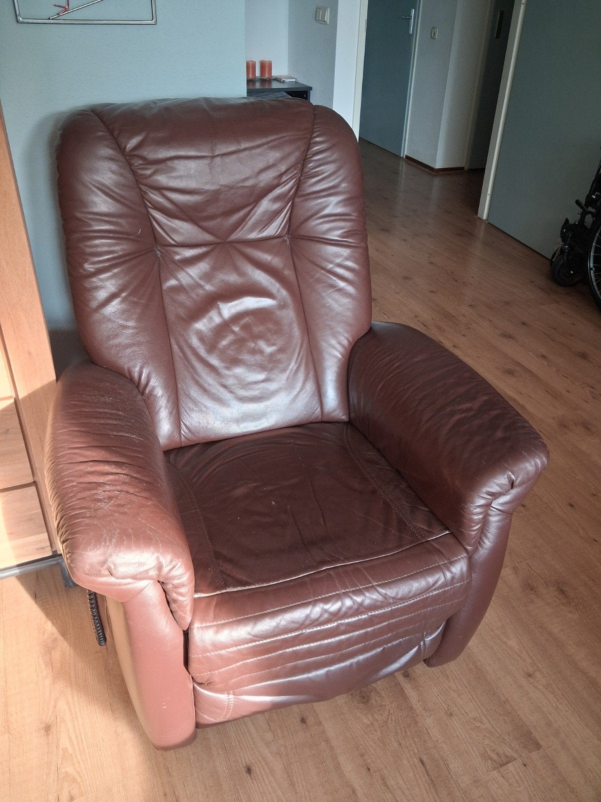 Elektrische relaxfauteuil met wieltjes - Bruin leer, Huis en Inrichting, Ophalen, Gebruikt, 75 tot 100 cm, Leer