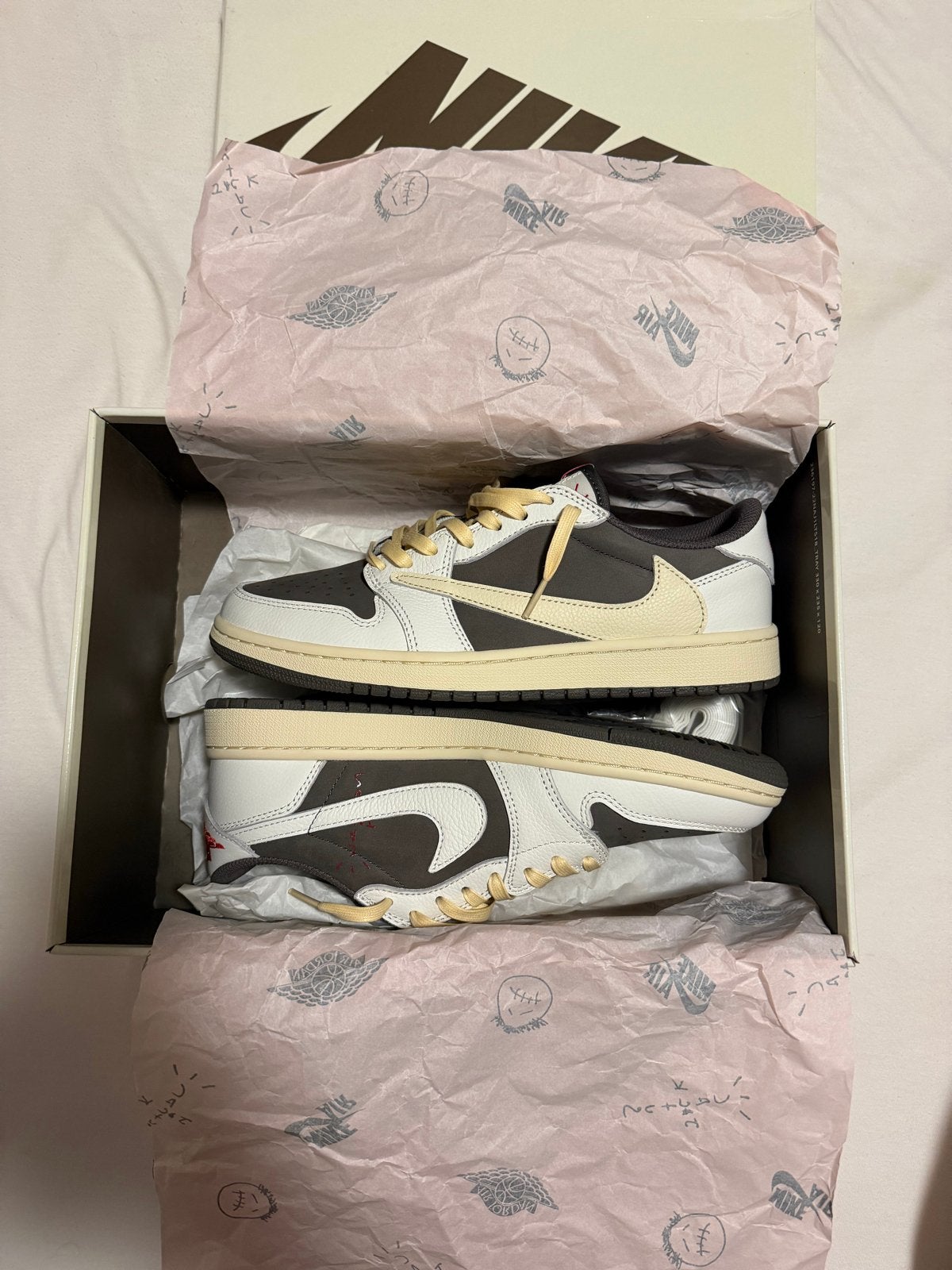 Travis Scott x Nike Air Jordan 1 Low OG Mocha, Ophalen of Verzenden, Nieuw, Bruin, Sneakers of Gympen