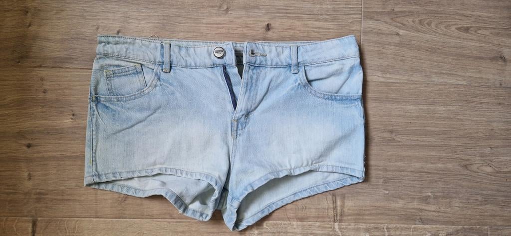 Bershka, korte, lichtblauwe spijkerbroek maat 38, Blauw, Zo goed als nieuw, W30 - W32 (confectie 38/40), Bershka