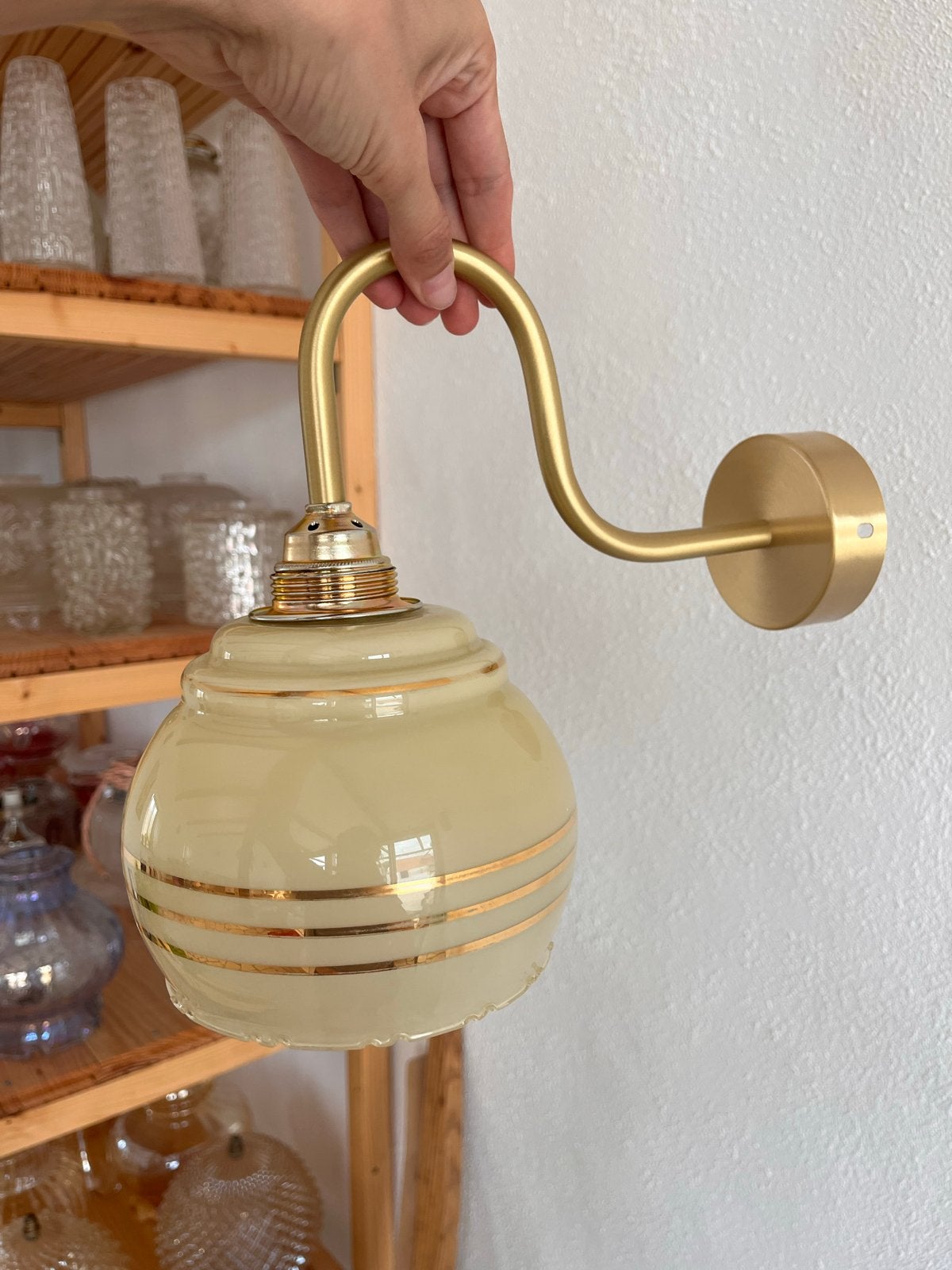 Golden Sun Vintage wandlamp met opaline glas, Wandlamp, E27 (groot), Ophalen of Verzenden, Glas