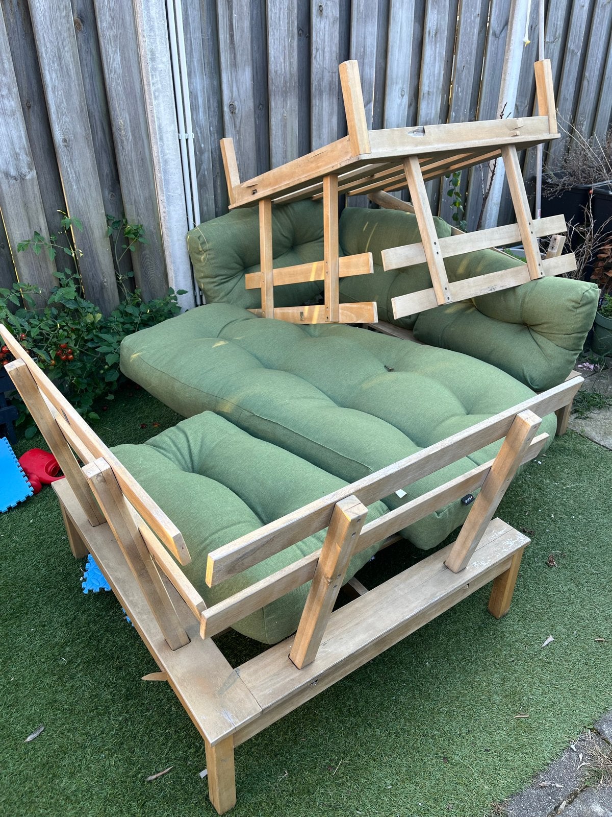 Foto 4 van Comfortabele houten tuinbank met groene kussens