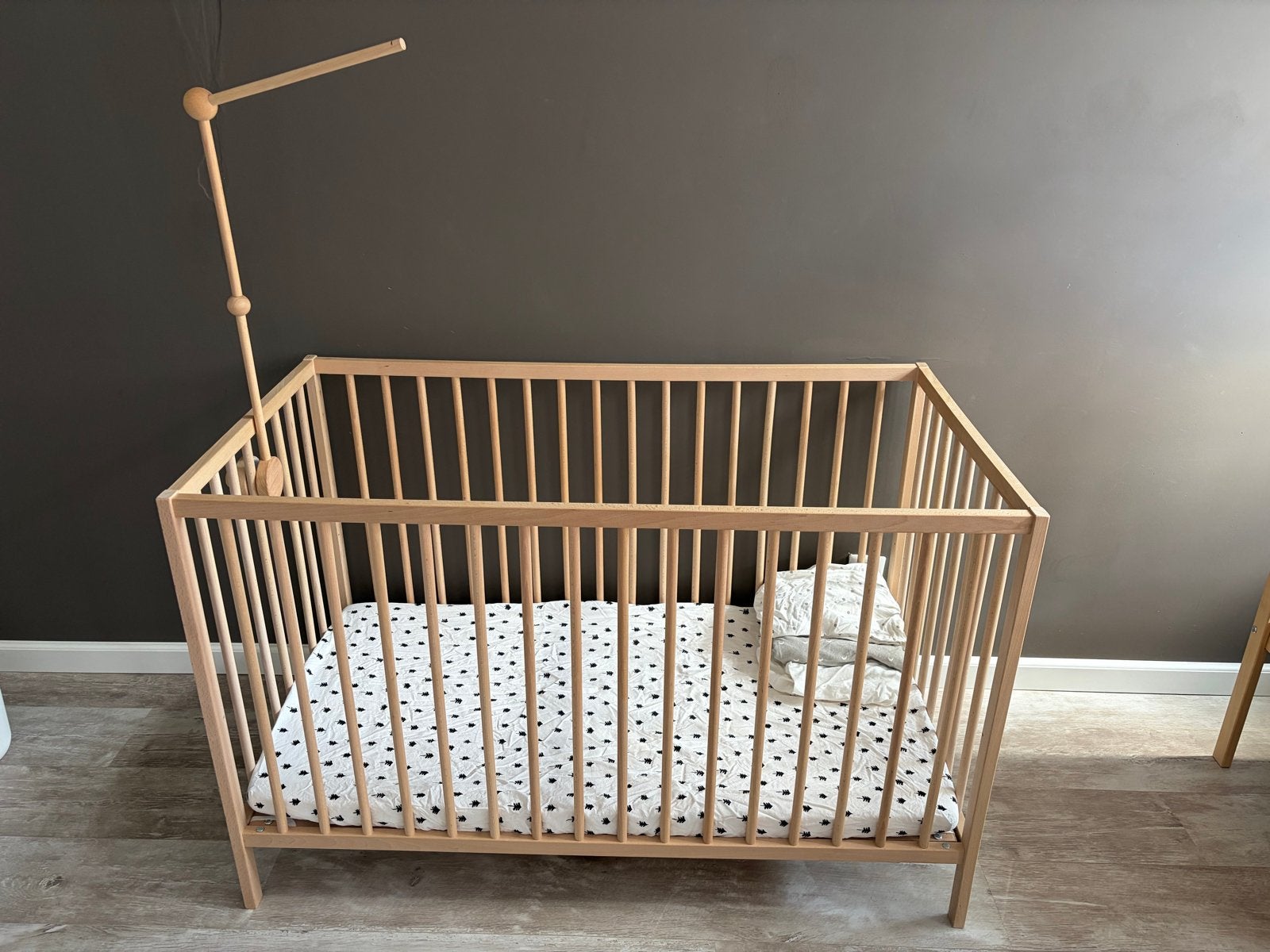 IKEA Babybed met matras, 5 hoeslakens en speelgoedhouder, Kinderen en Baby's, Babywiegjes en Ledikanten, Ophalen, Gebruikt, Ledikant