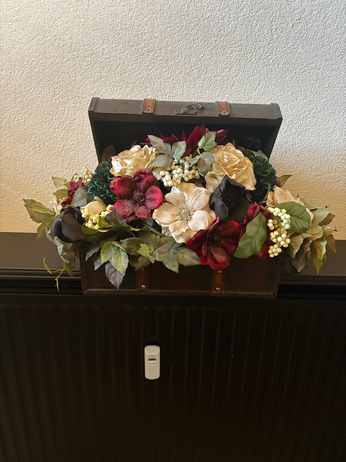 Houten kistje met bloemstuk, Ophalen, Hout, Gebruikt, Meerkleurig