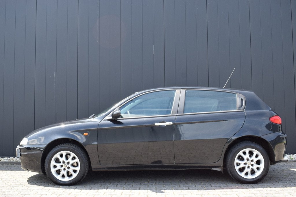Alfa Romeo 147 1.6 T.Spark Progression ECC | Velours | Kenwo, Auto's, Alfa Romeo, Voorwielaandrijving, Gebruikt, Zwart, 4 cilinders