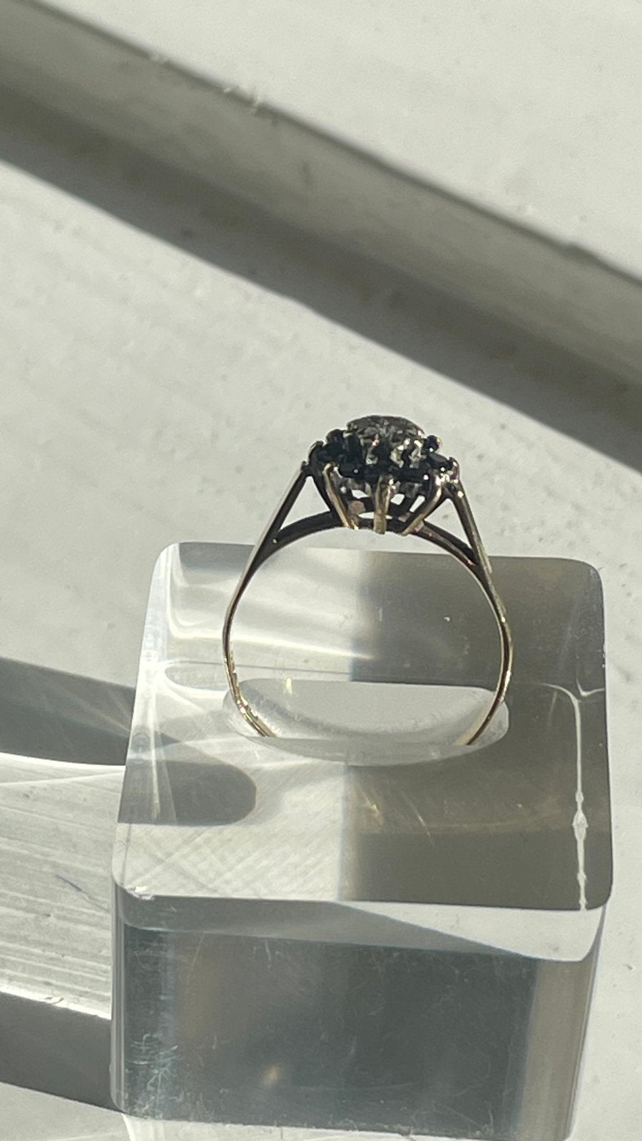 9k Gouden Vintage Rozetring met Donkere Stenen, Sieraden, Tassen en Uiterlijk, Verzenden, Zo goed als nieuw, 17 tot 18, Met edelsteen