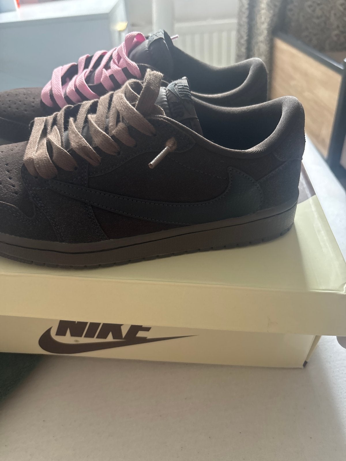 Nike Travis Scott Jordan 1 Low Reverse Mocha, Ophalen of Verzenden, Nieuw, Bruin, Sneakers of Gympen
