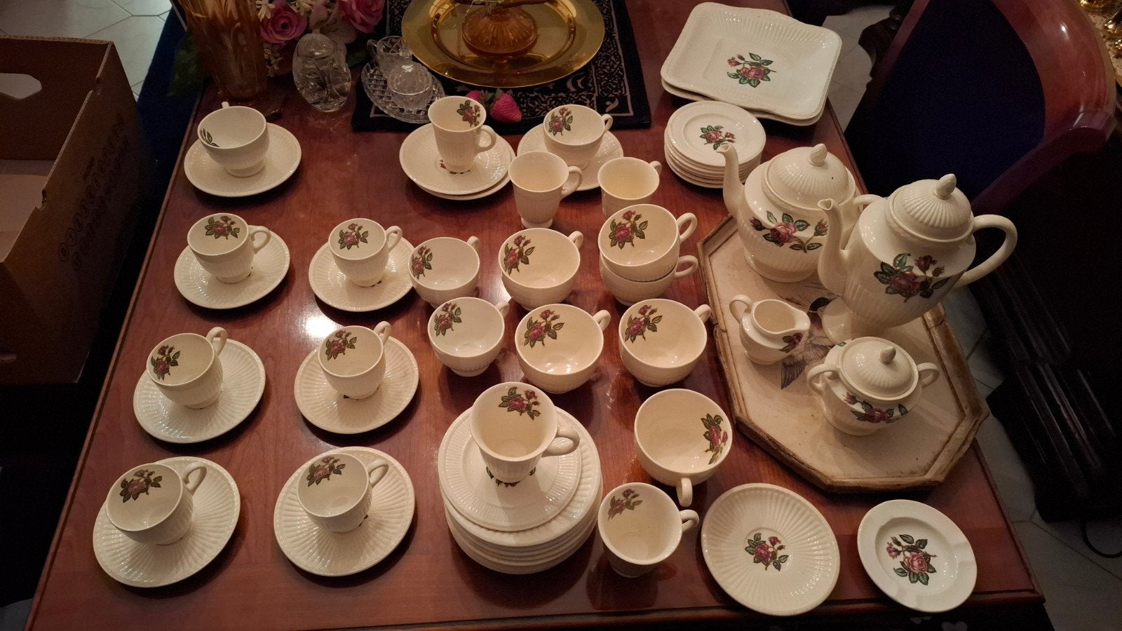 Vintage Wedgwood 'Moss Rose' theeservies compleet, Ophalen