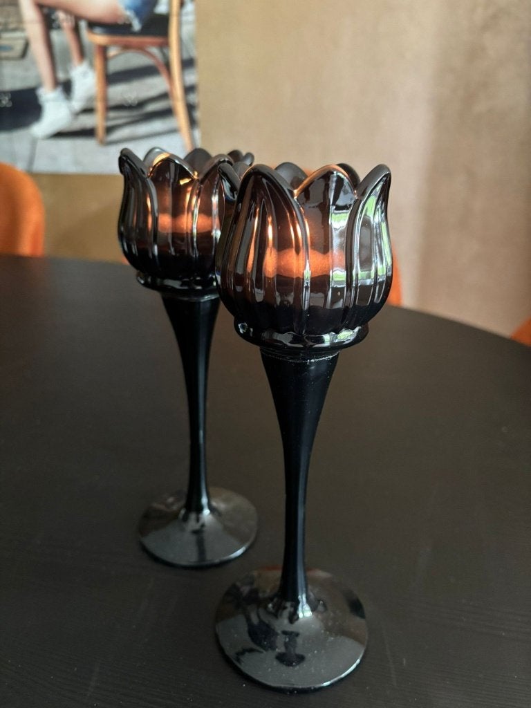 2 zwarte kandelaars in tulpvom van glas, Huis en Inrichting, Zwart, Ophalen of Verzenden, 22 cm, Kandelaar